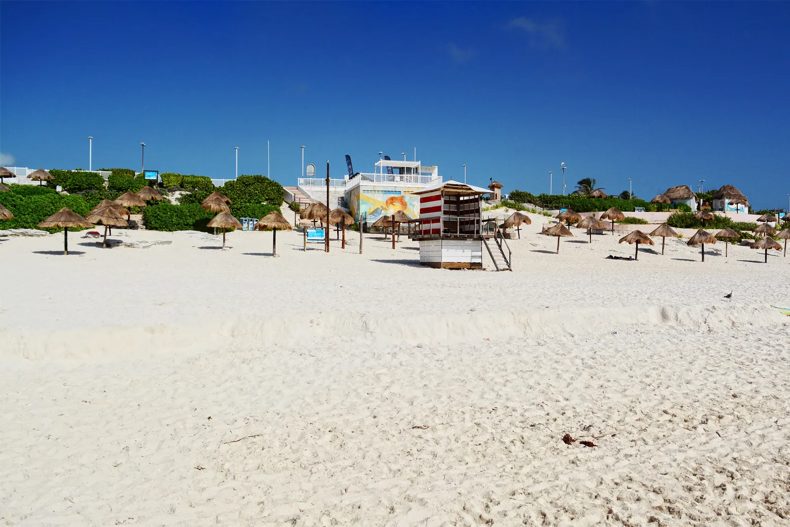 Playa de arena blanca en el Caribe mexicano